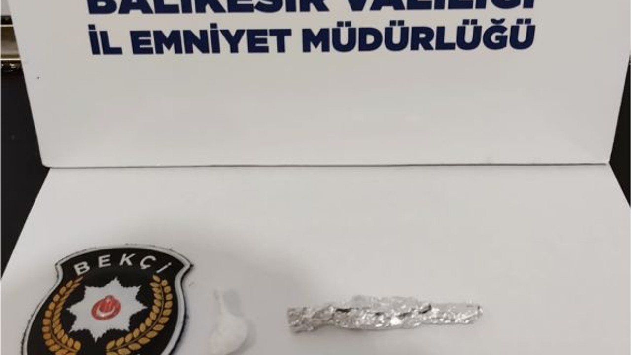 Oturdukları Bankta Uyuşturucu Madde Çıktı