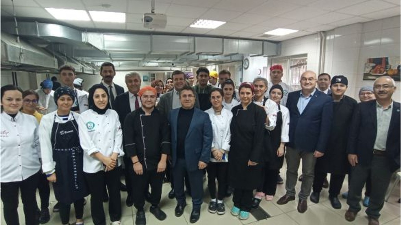 Rektör Oğurlu Öğrencilerle Birlikte Mutfakta