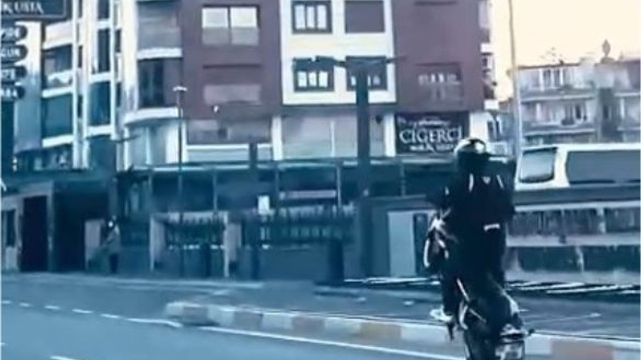 Tek Teker Üzerinde Dakikalarca Trafiği Riske Attı