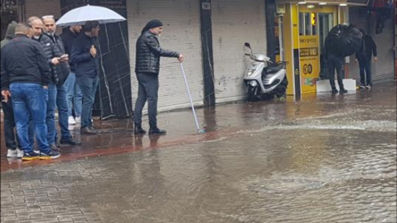 Alanya’da rögarlar taştı, çarşı merkezini su bastı
