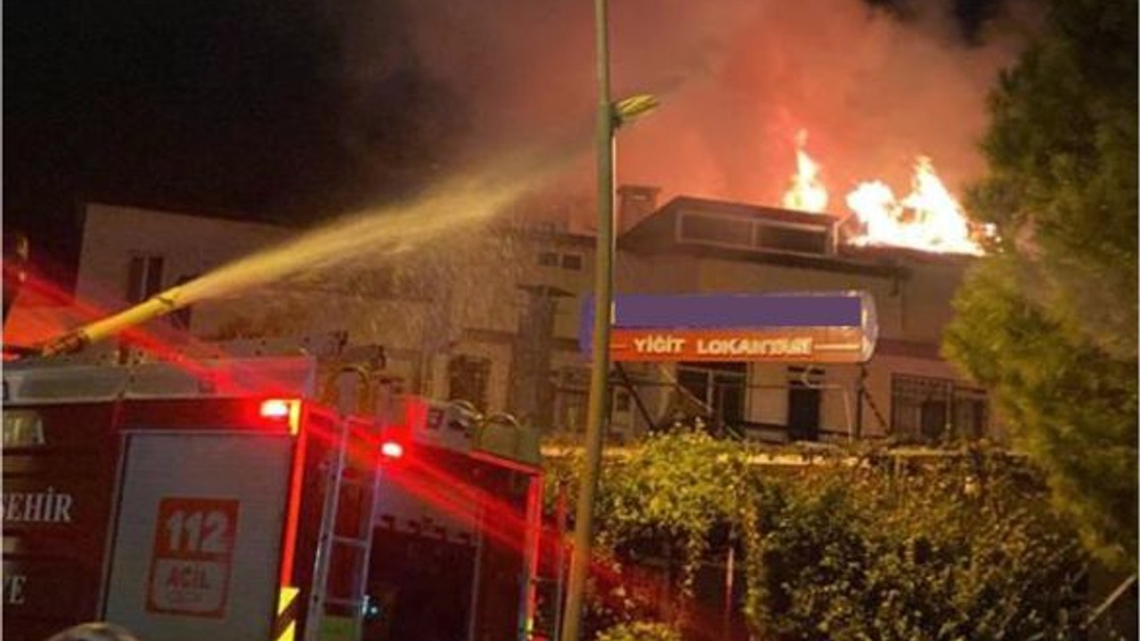 Marmaris'te korkutan yangın: Geceyi alevler aydınlattı