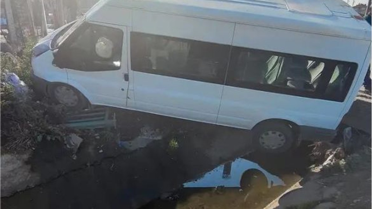 Bigadiç’te Kaza: Minibüs Kanala Uçtu