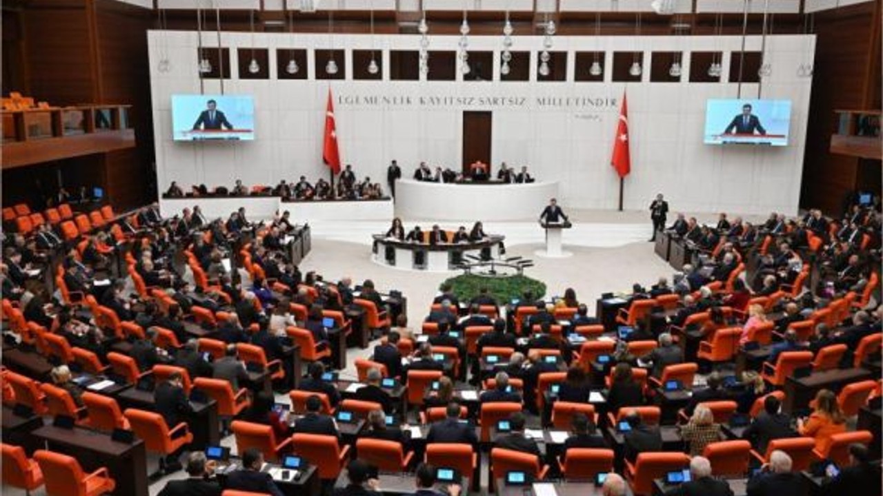 Son 7 ayda Meclis’te 600 milletvekilinden 61’i partilerden istifa etti
