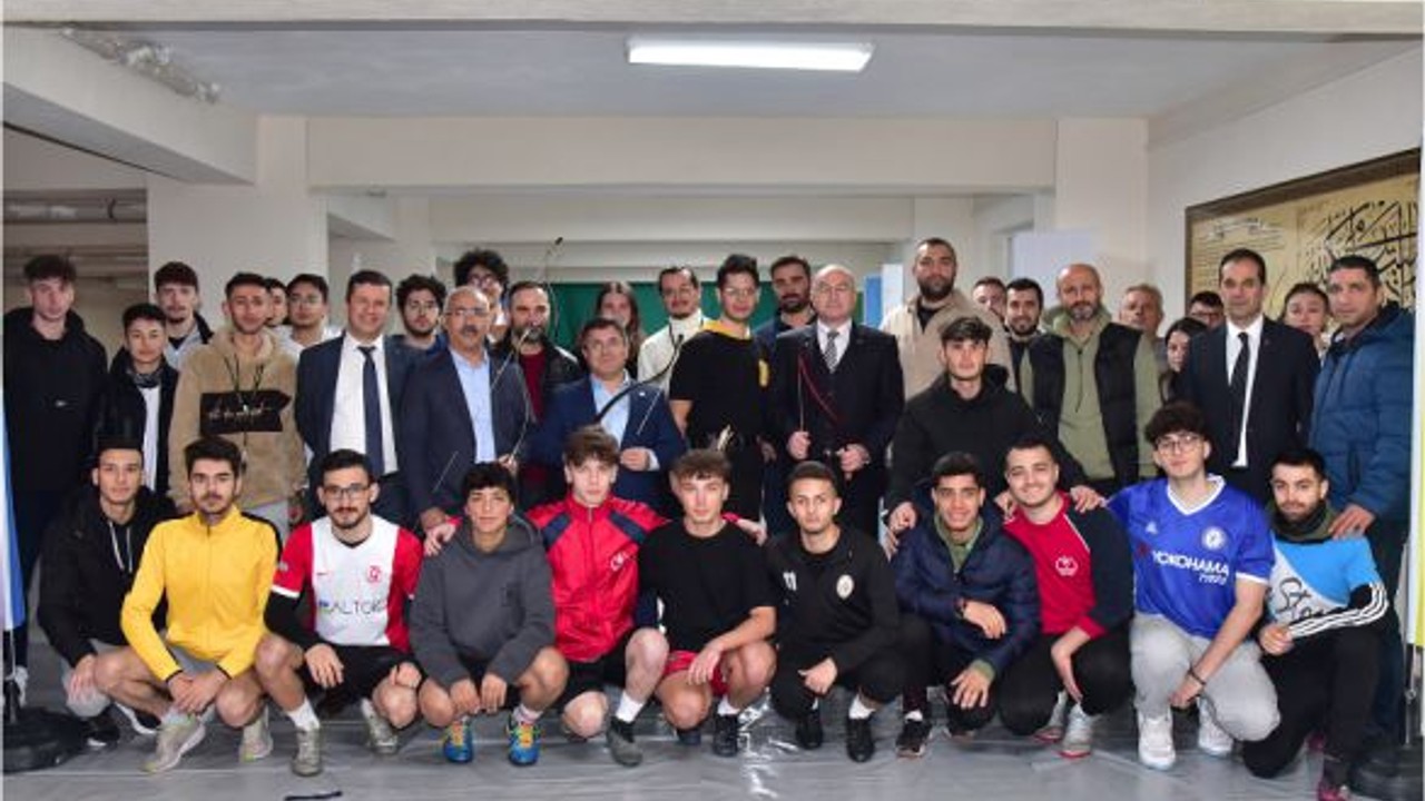 BAÜN'lü Gençler Okçuluğu Öğreniyor