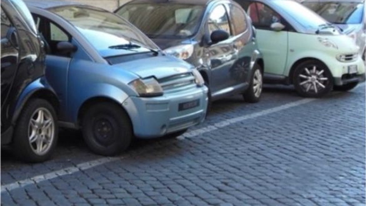 Adana'da gelişi güzel park edilen araçlar trafiği etkiliyor