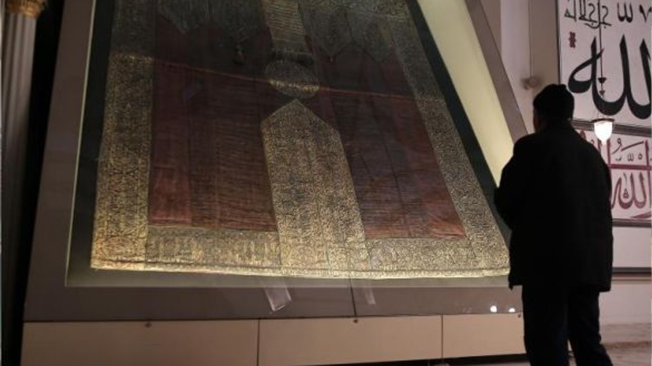 Ulu Cami’deki Kabe örtüsünün püskülleri koruma altında