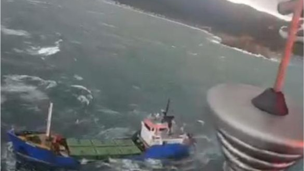 Balıkesir'de Sürüklenen Gemi Mürettebatı Kurtarıldı