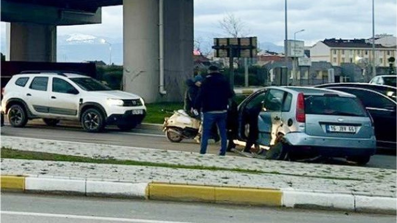 Bandırma'da İki Otomobil Çarpıştı