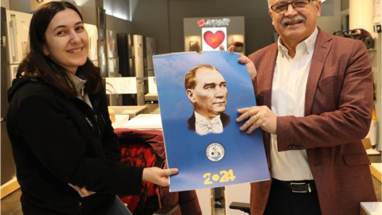 Burhaniye'de Atatürk Takvimleri Vatandaşları Bekliyor
