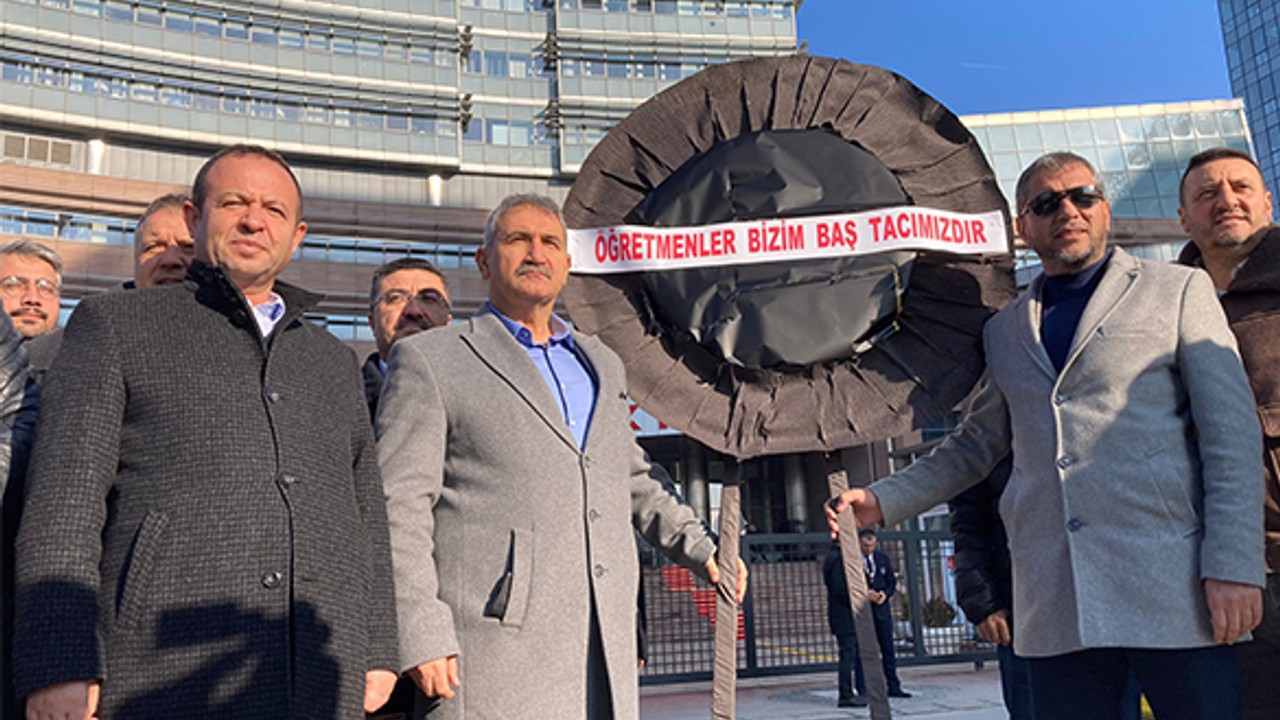 CHP Genel Merkezi önüne öğretmenlerden siyah çelenk