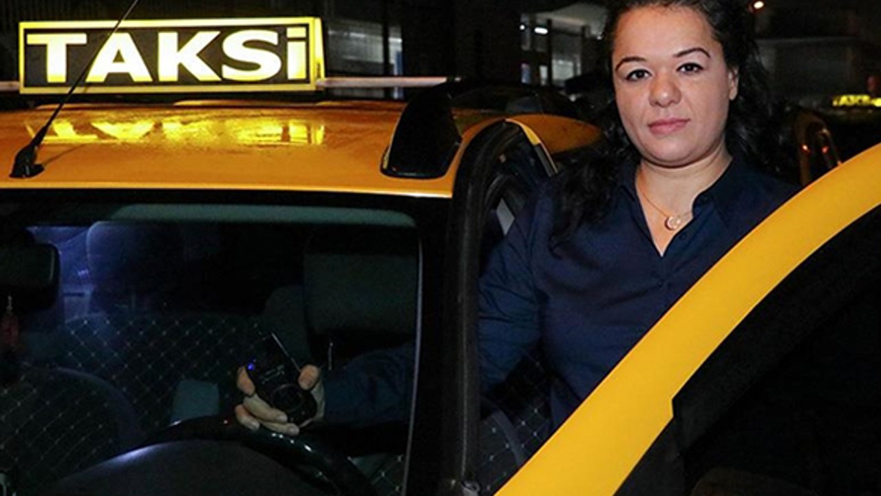 Kadın Taksici Geceleri İzmir'de Direksiyon Başında