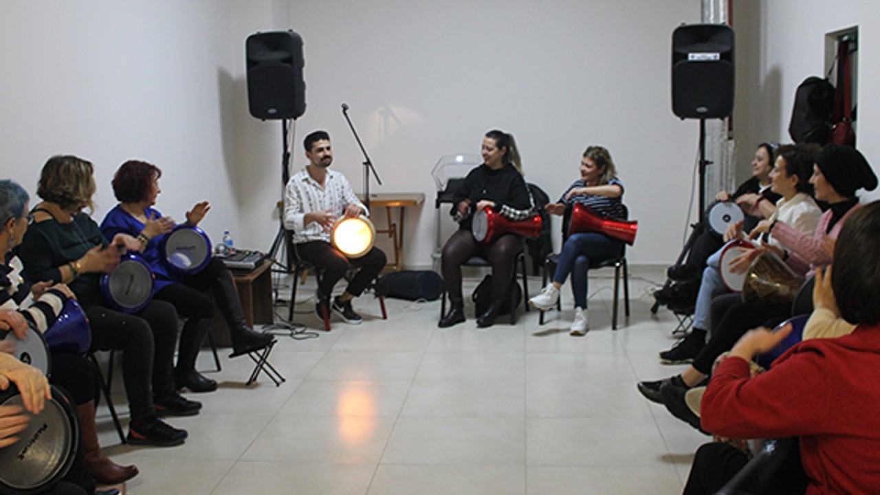 Kadınlardan darbuka ritim kursuna yoğun ilgi
