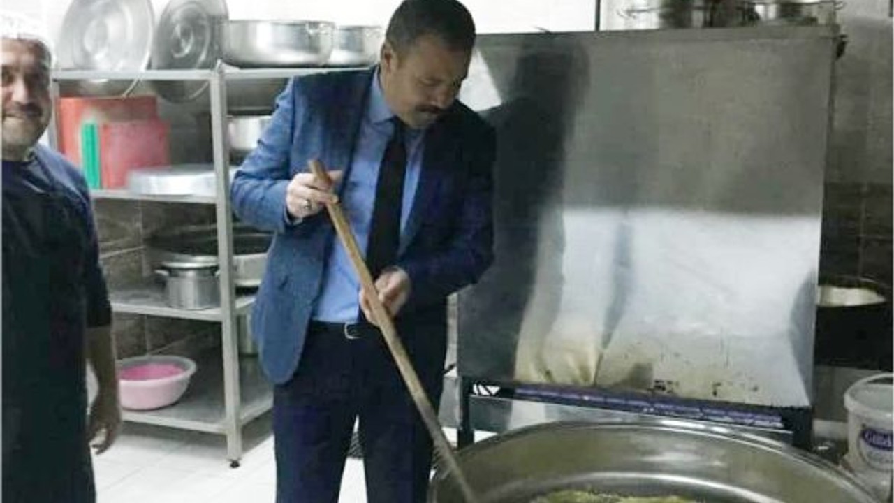 Müdür Yücel Öğrenciler İçin Yemekhanede