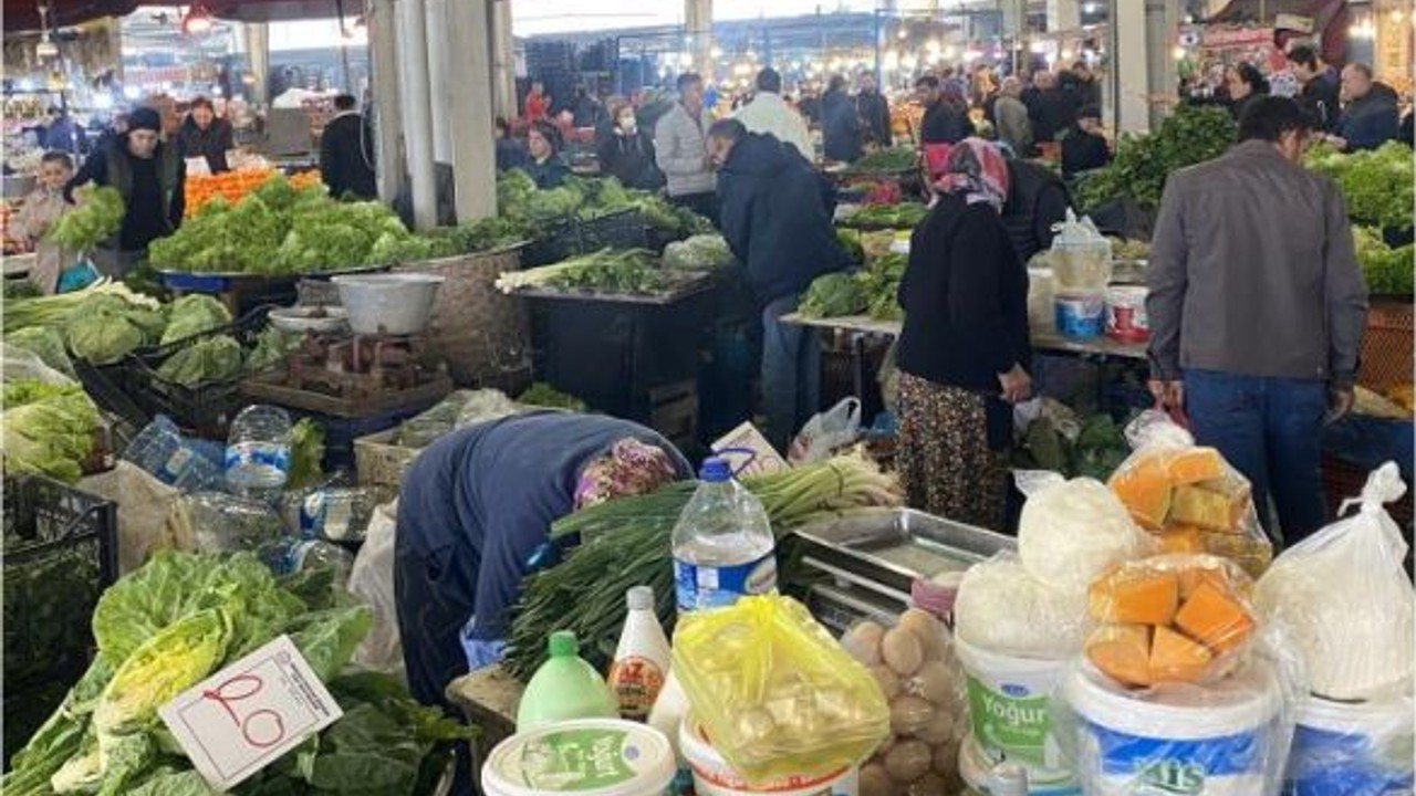 Halk pazarında fiyatlar düşüşe geçti