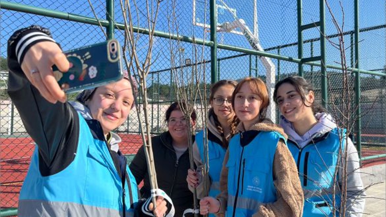 Yurt Öğrencileri Yeşil Yarınlar İçin Fidan Dikti