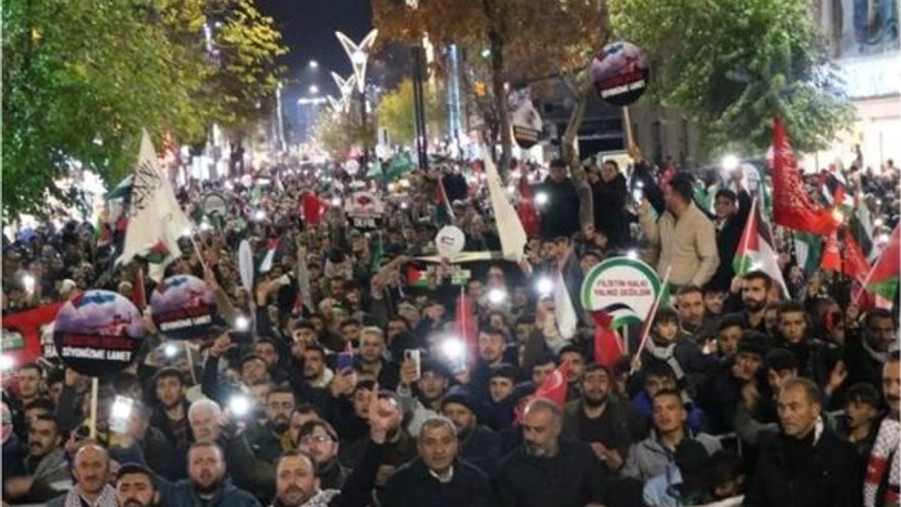 Muş’ta Gazze için meşaleli yürüyüş