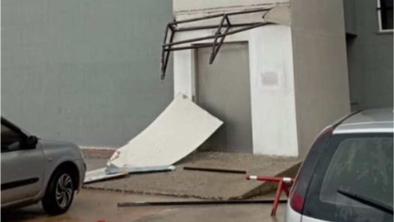 Bandırma'da Rüzgar Dış Cepheyi Uçurdu!