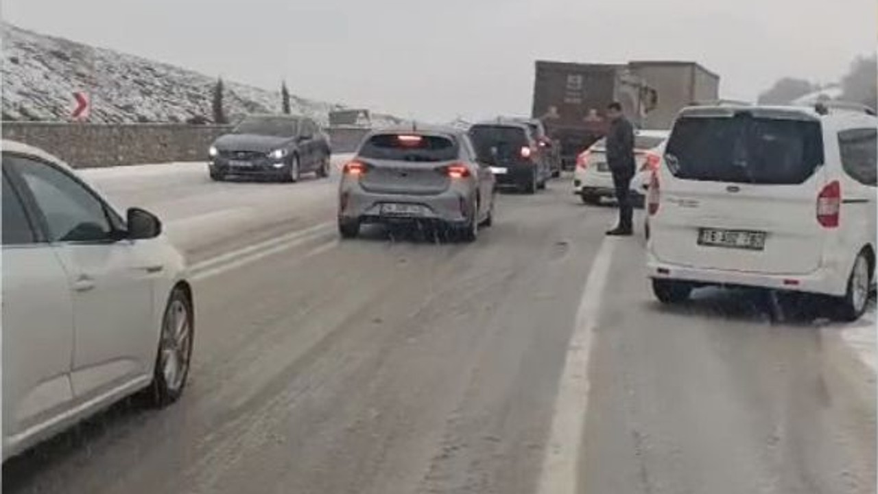 Yollar buz tuttu, araçlar yolda kaldı