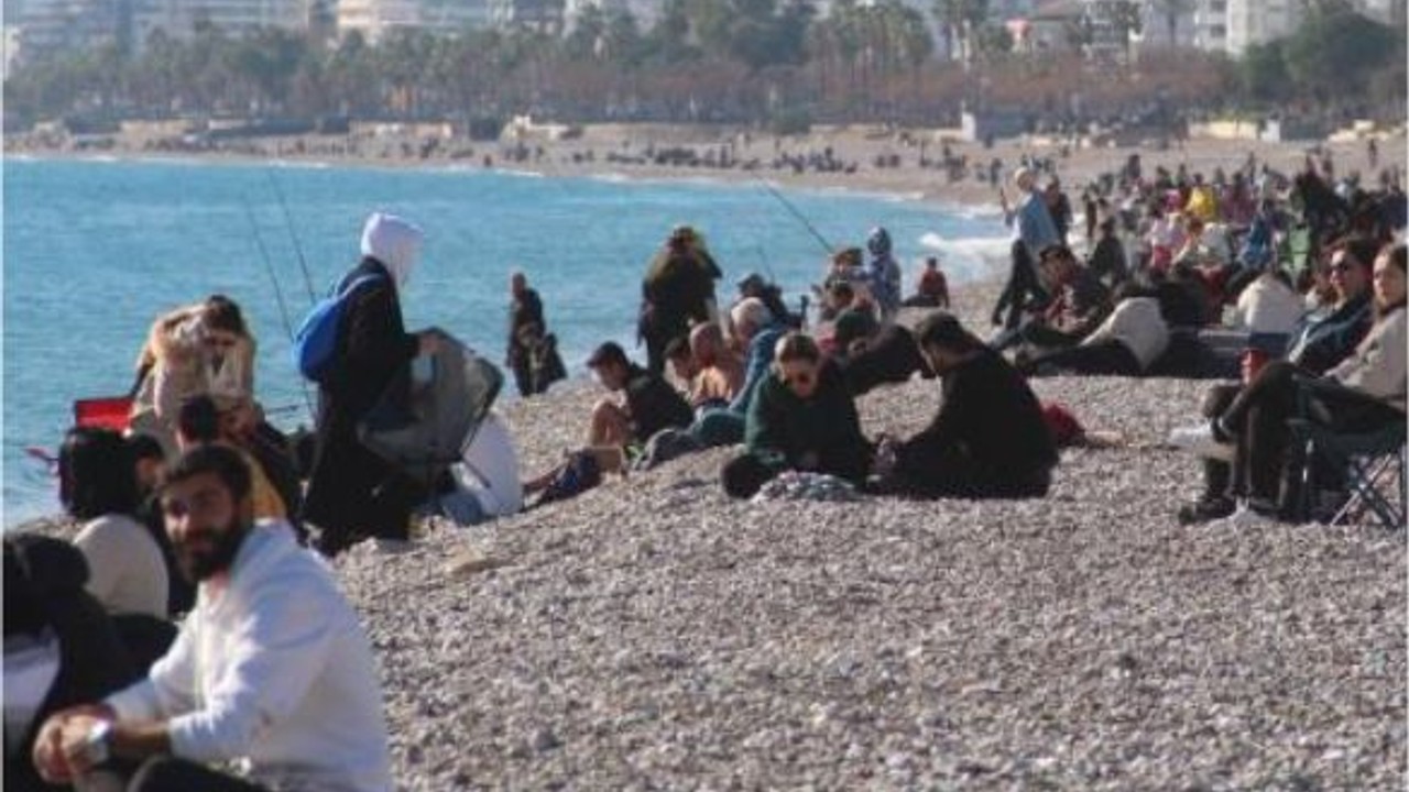 Doğuda kar esareti, Antalya'da 20 derecede deniz keyfi