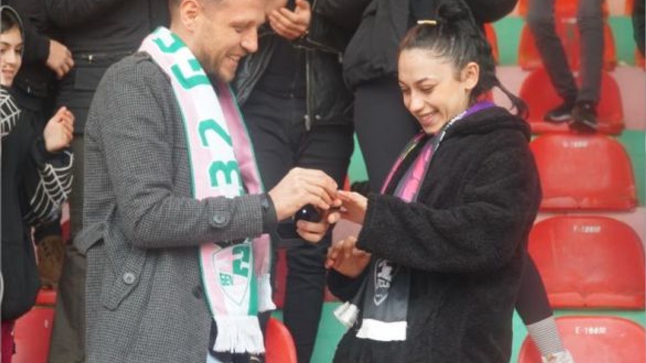 Binlerce kişinin içinde evlilik teklifi yaptı