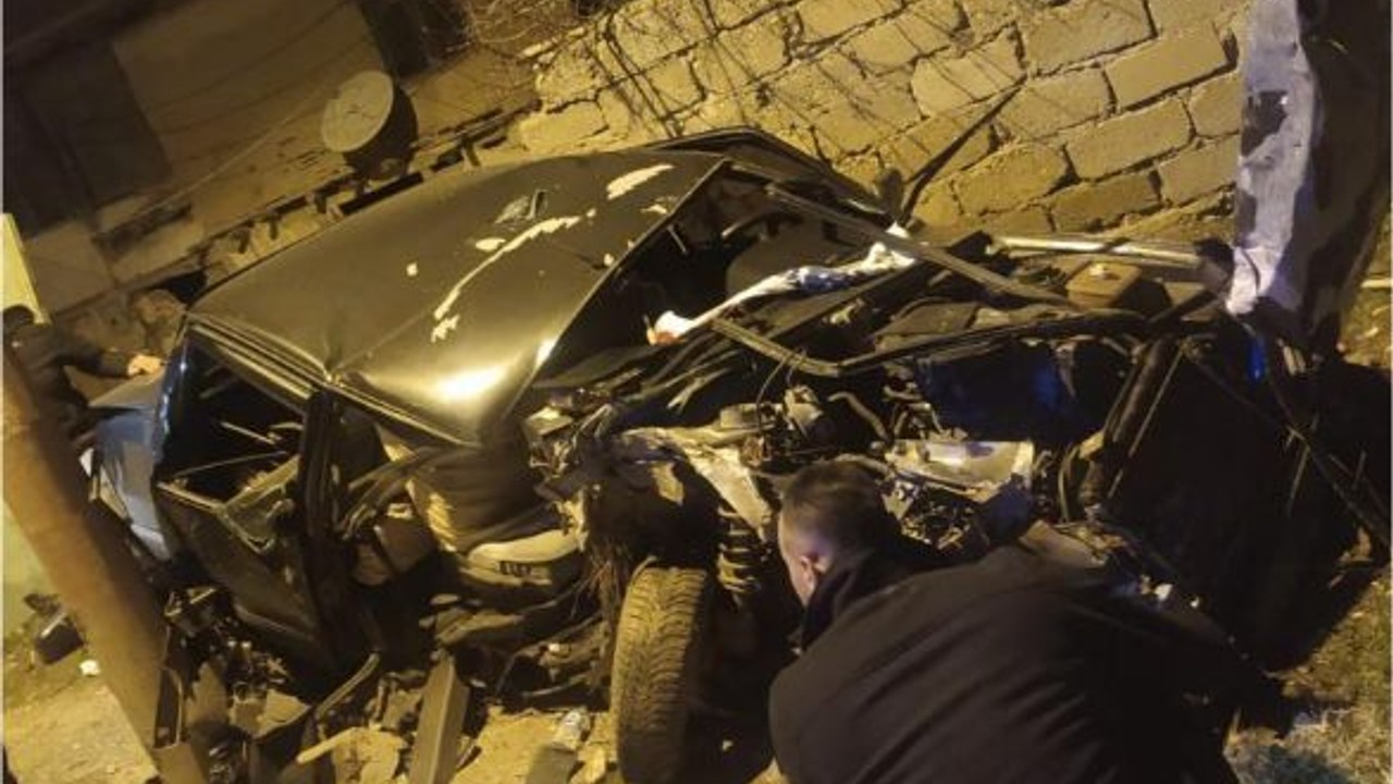 Alkollü sürücü direğe çarptı, Tofaş otomobil hurdaya döndü