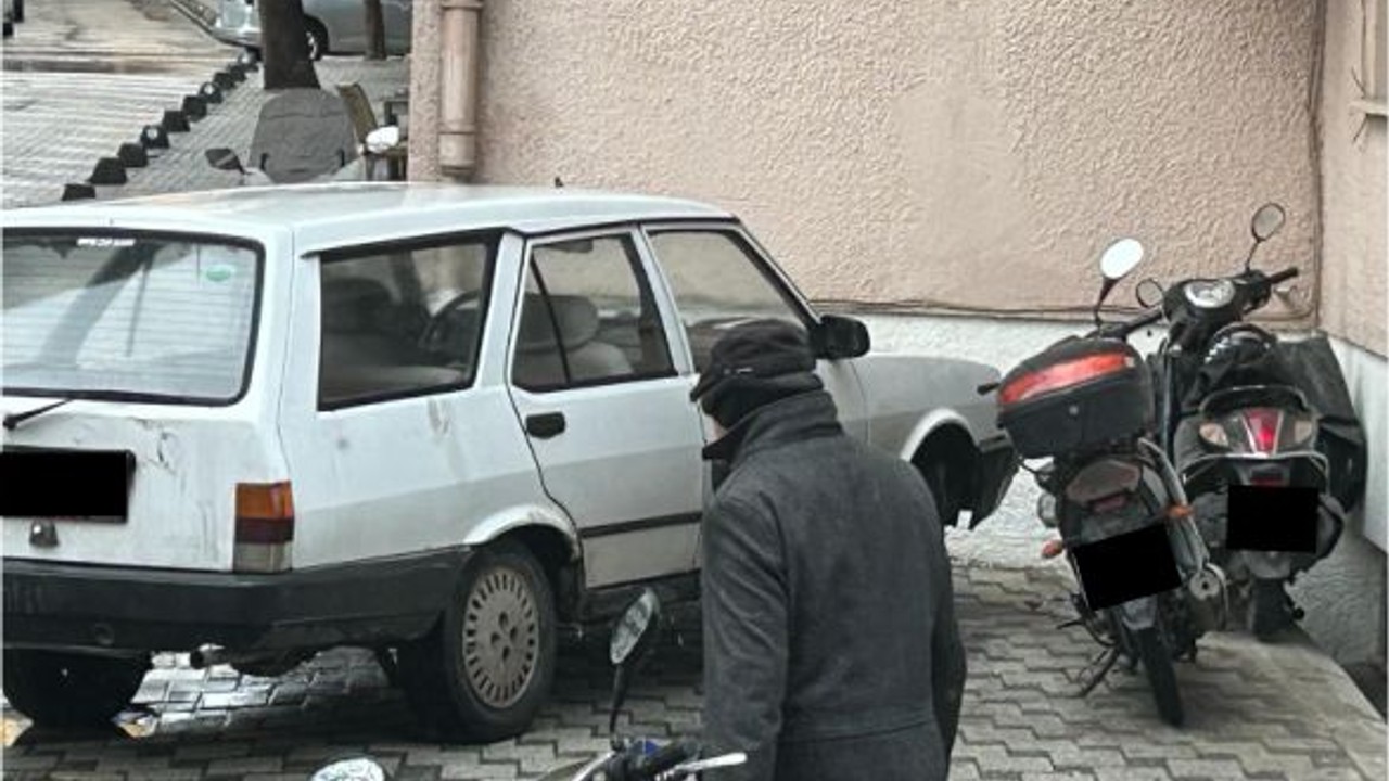 Balıkesir'de Kaldırımlar Kurtarılmayı Bekliyor
