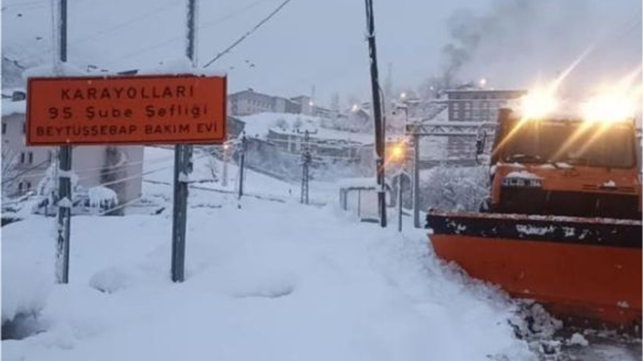 Beytüşşebap’ta kar yağışı sebebiyle 20 köy yolu ulaşıma kapandı