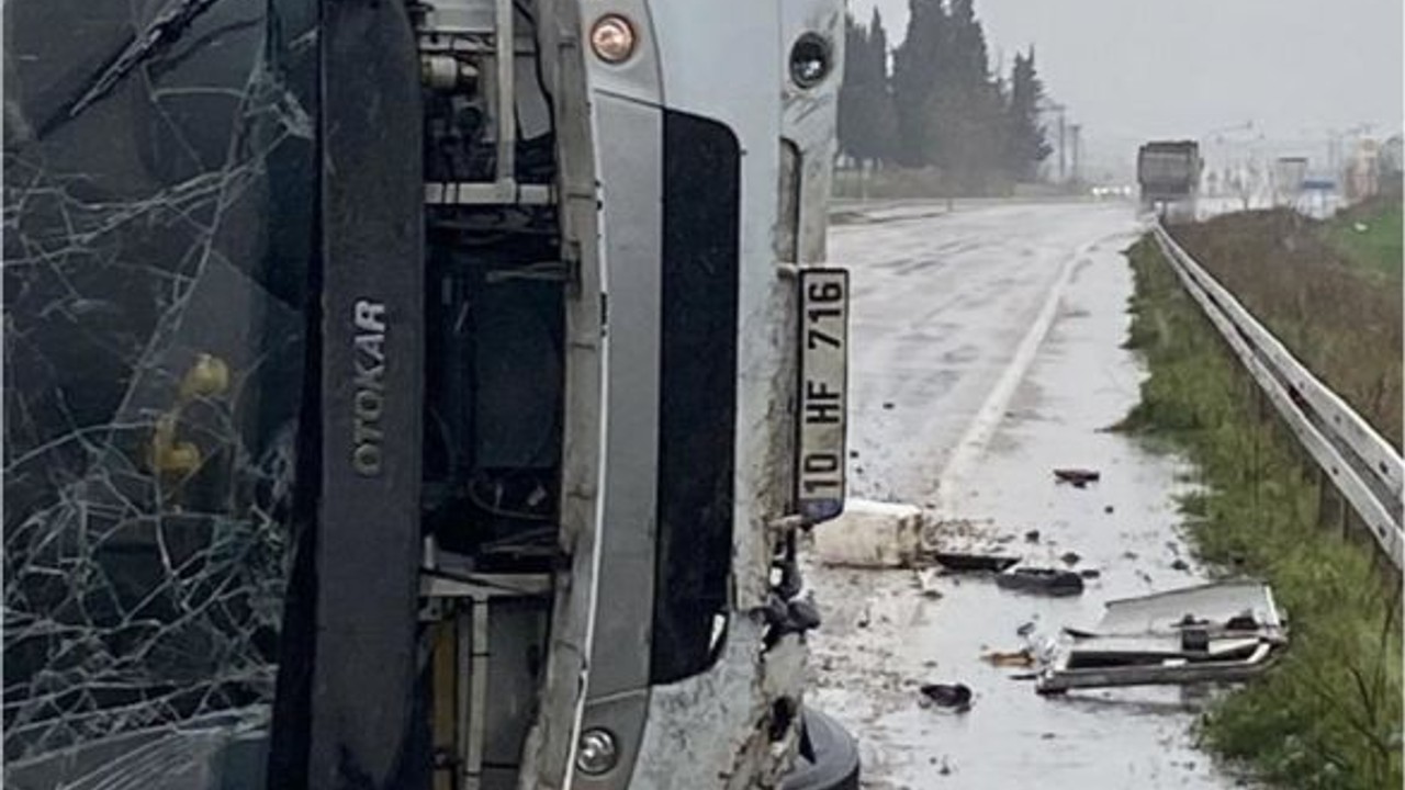 Yağışın Yol Açtığı Kazada Servis Minibüsü Devrildi