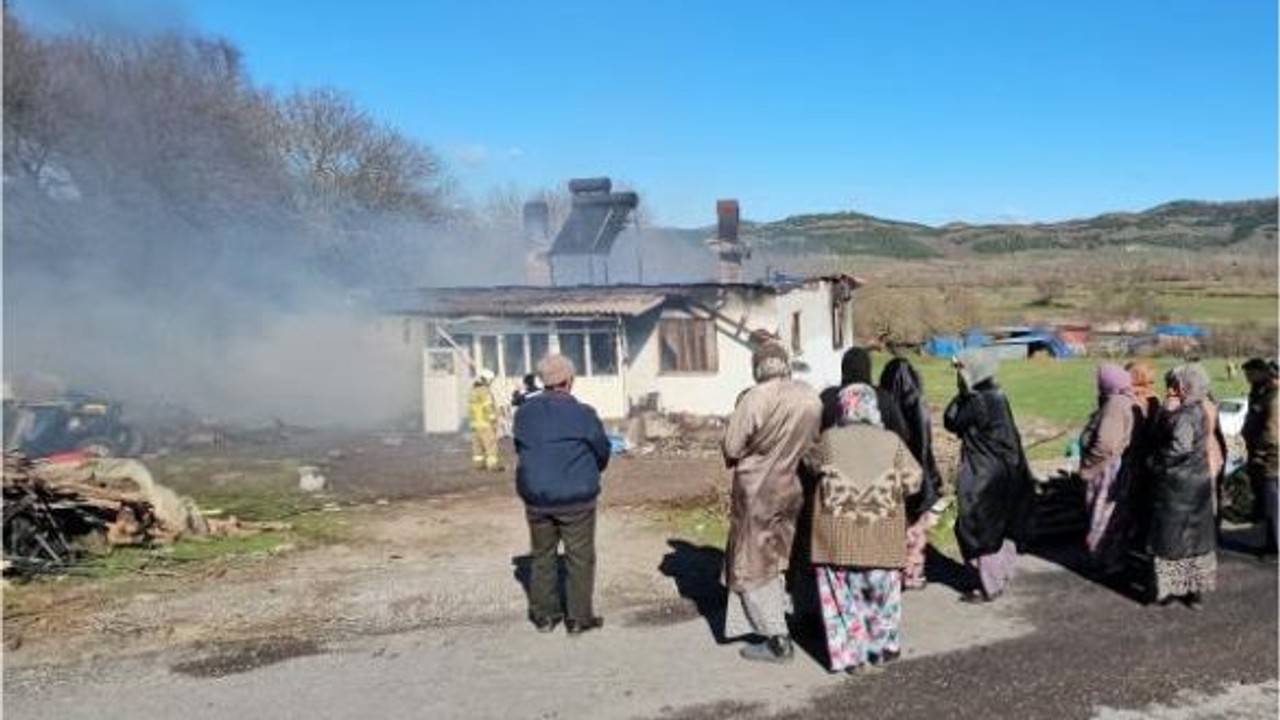 Sındırgı'da Çıkan Yangın Evi Kül Etti