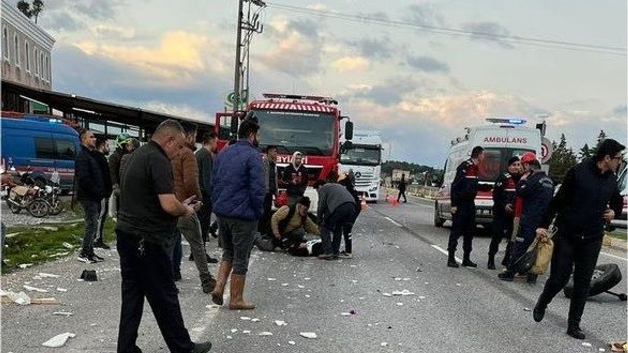 Ayvalık'ta Tır ve Servis Minibüsü Çarpıştı