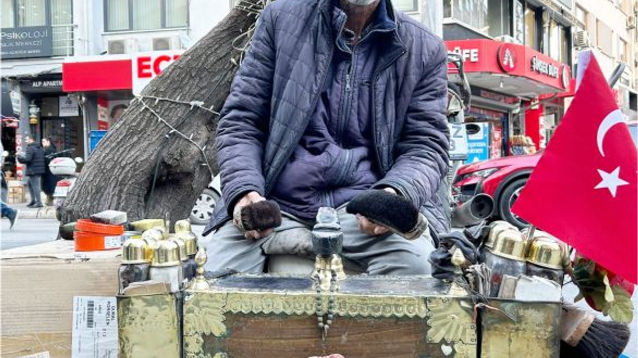 Balıkesir Sokaklarında 30 Yıldır Ayakkabı Boyuyor