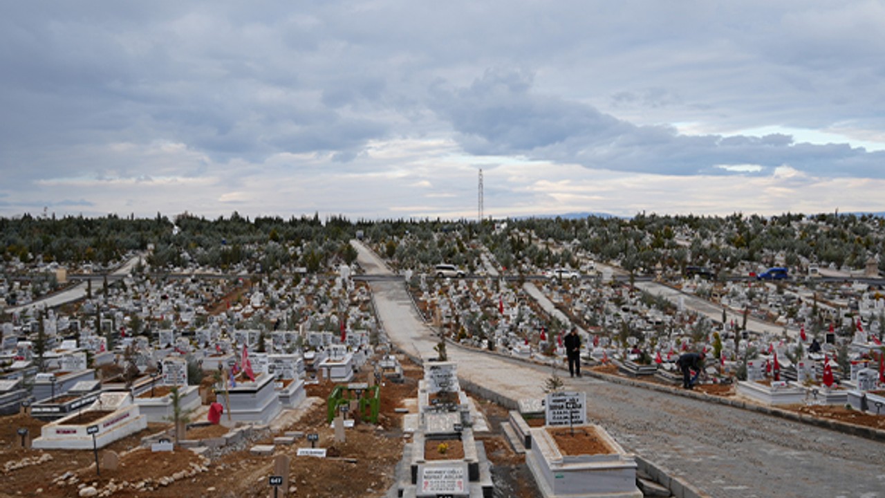 Depremde Hayatını Kaybedenler Mezarları Başında Anıldı