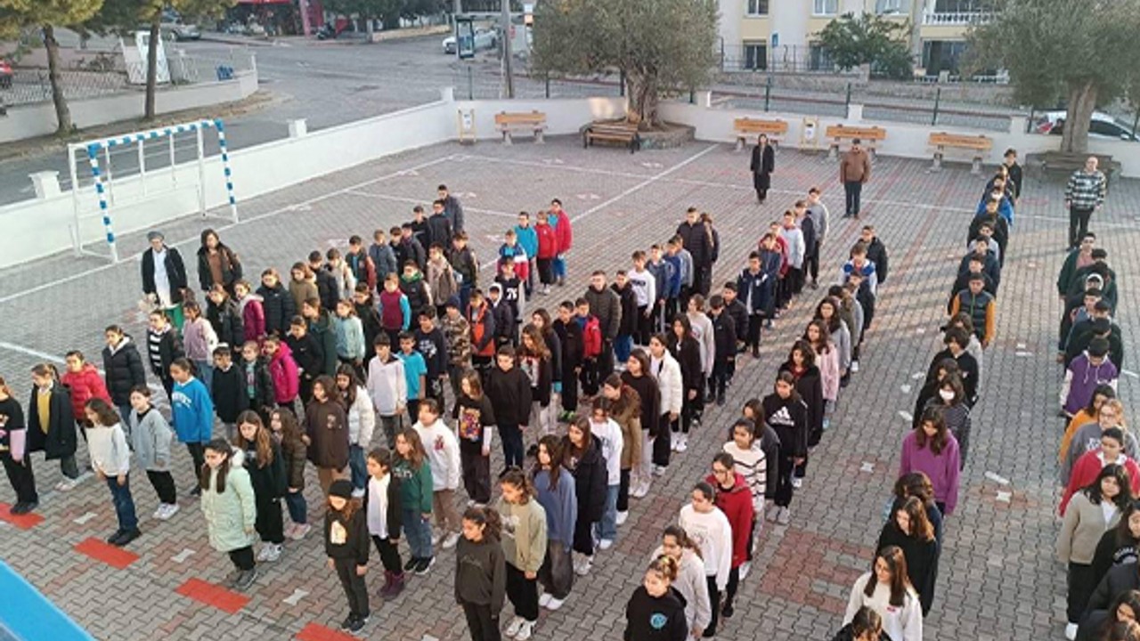 Depremde Hayatlarını Kaybedenler İçin Okullarda Saygı Duruşu