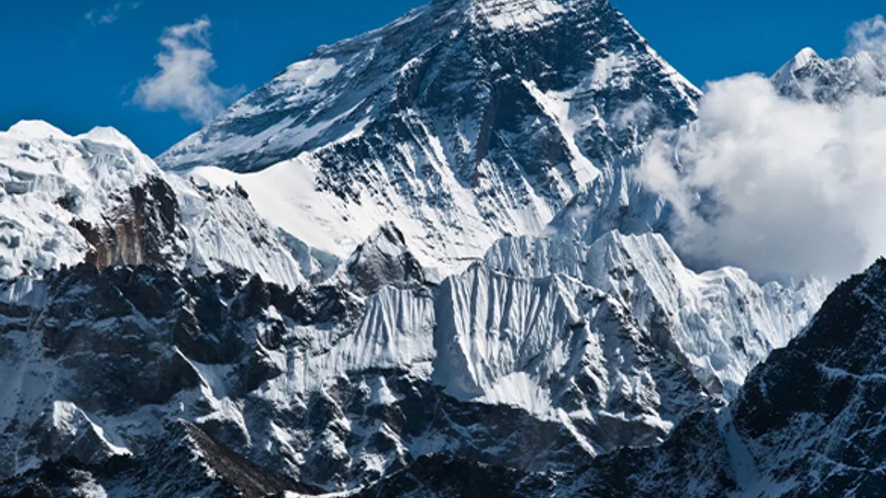 Everest Dağındaki Kokudan Dolayı Dağcılara Poşet Zorunluluğu