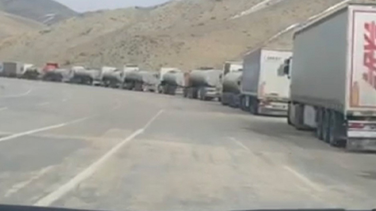 İran Sınırındaki Tır Kuyruğu 15 Km Oldu