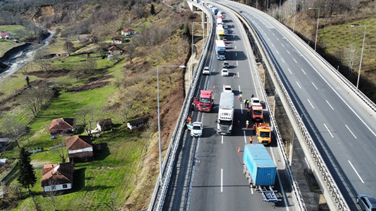 Kopan Tır Dorsesi Otoyolda Trafiği Durdurdu