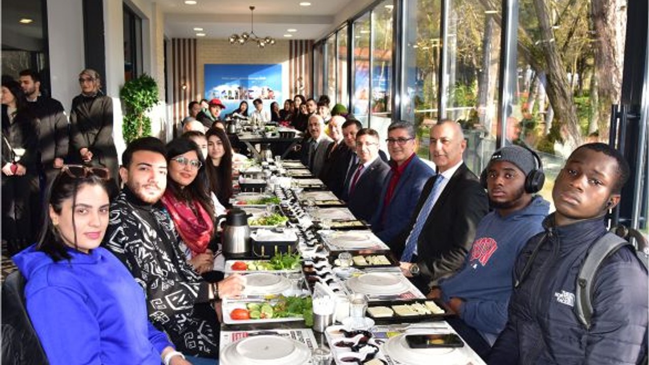 Rektör Oğurlu Uluslararası Öğrencilerle Buluştu