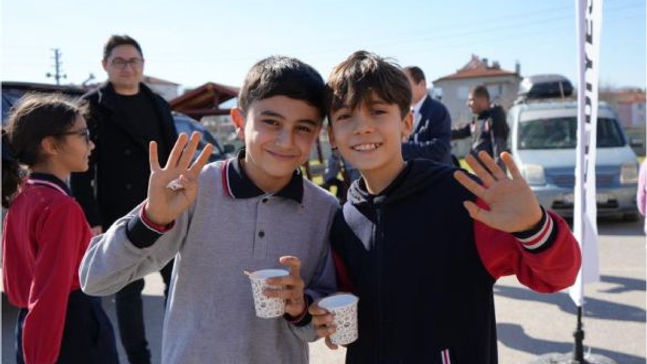 Sındırgı Kandilde Süt İkramıyla Gelenekleri Yaşatıyor
