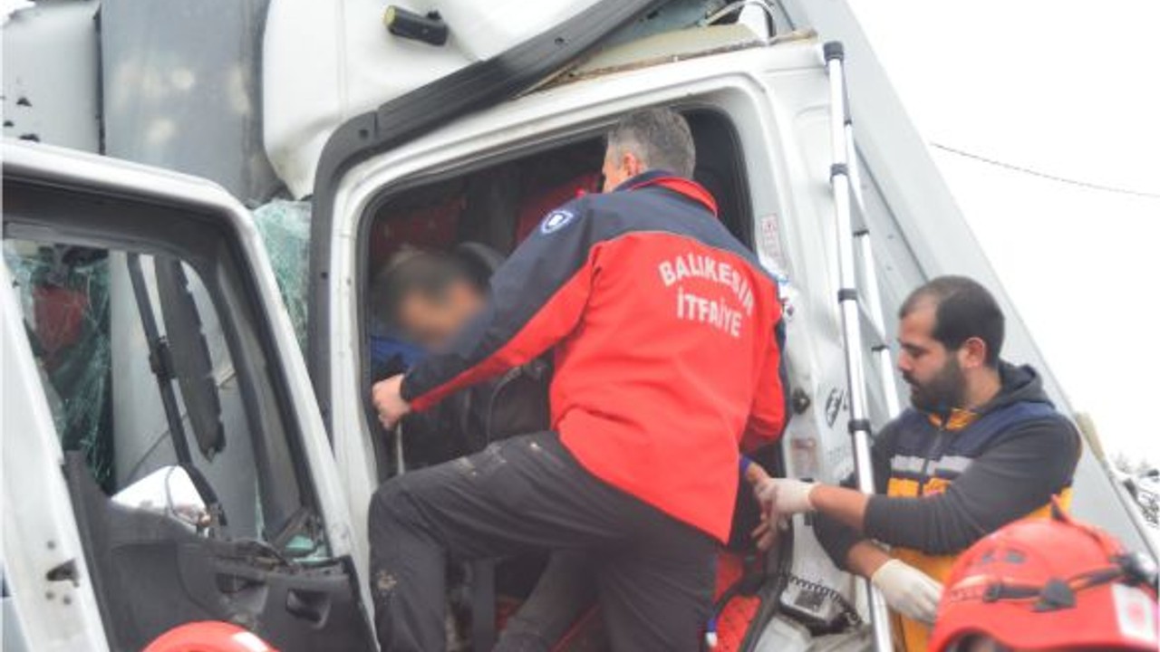 Tabelaya Çarptı Saatler Süren Çalışmanın Ardından Kurtarıldı