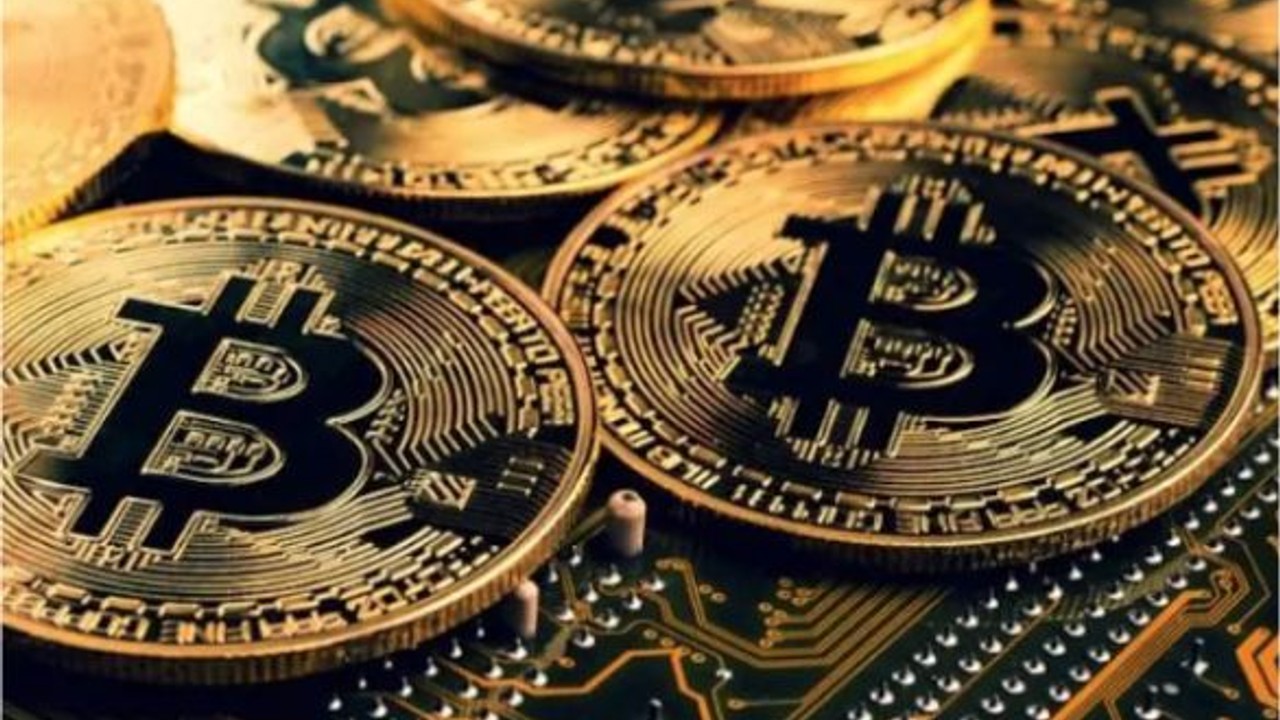 Bitcoin'in Piyasa Değeri 1 Trilyon Doları Aştı