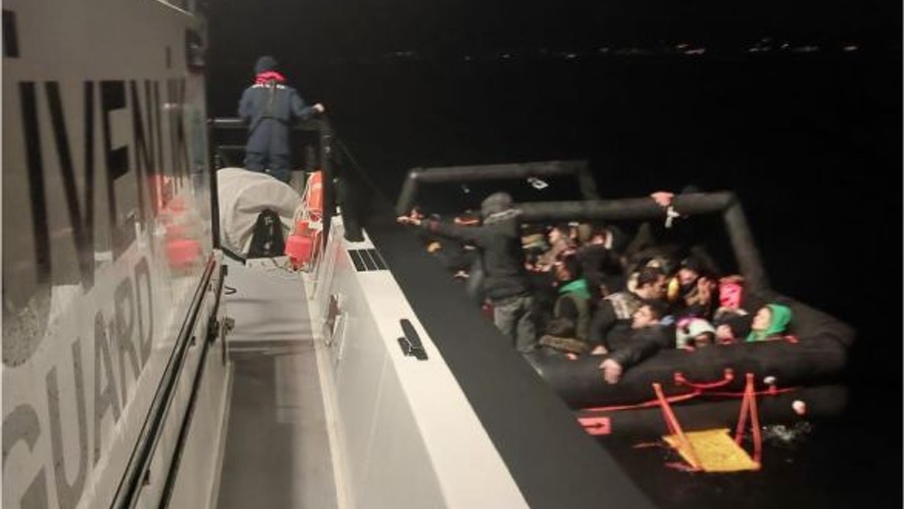 Ayvalık'ta 102 Düzensiz Göçmen Kurtarıldı