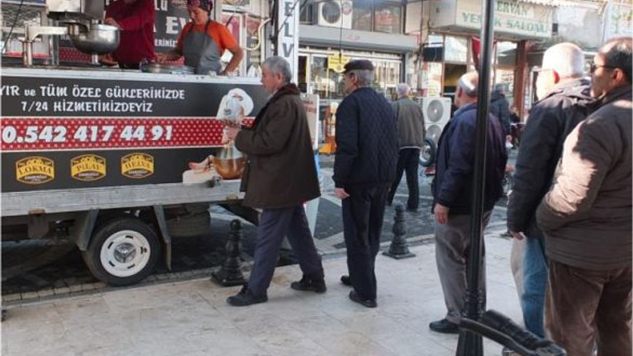 Burhaniye'de Günlük Hayır Geleneği İlgi Topluyor