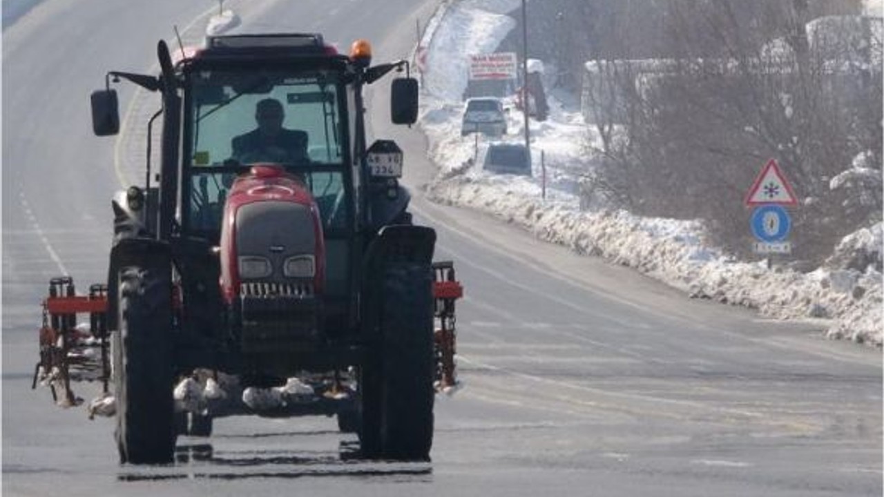 Nakliyeciler 28 bin TL isteyince inat etti 3 gün traktör sürerek Bitlis’e geldi