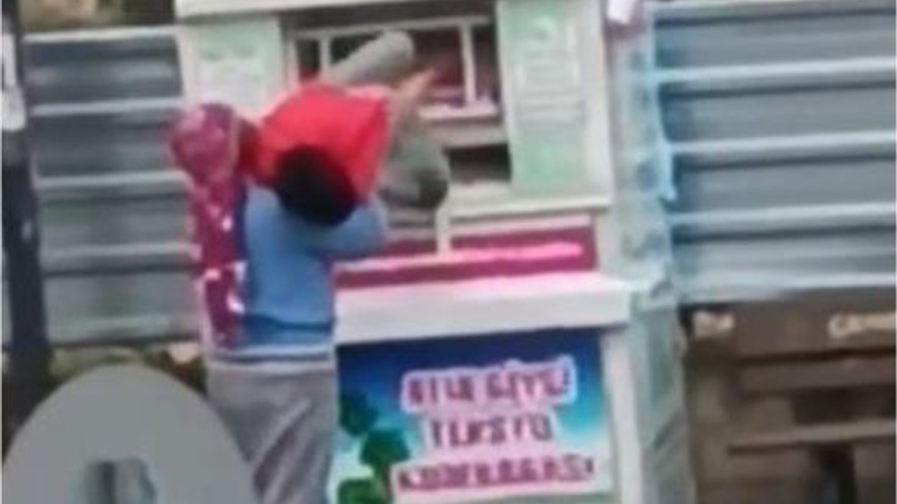 Giysi kumbarasından çocuk çıktı