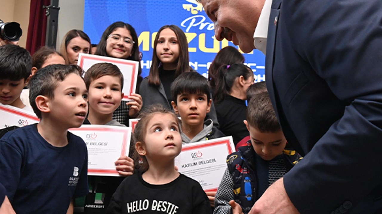 2612 Robotik Kodlama Eğitimi Alan Çocuklara Mezuniyet Belgesini Başkan Yılmaz Verdi