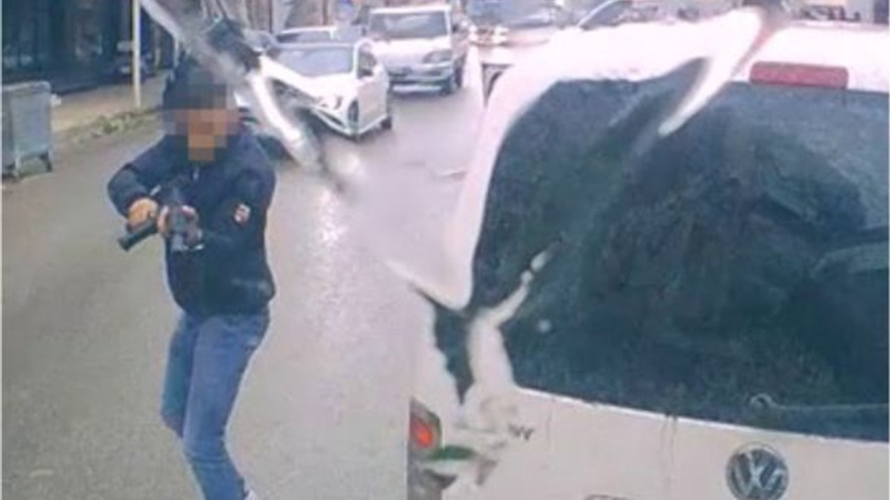 Ayvalık'ta Minibüs Şoförüne Kurşun Yağdırdılar