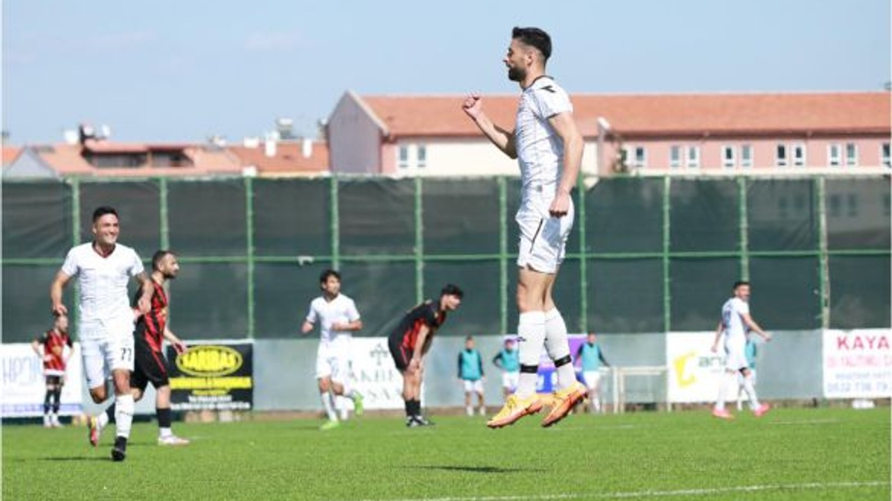 Burhaniye Belediyespor Zirve Yarışını Sürdürüyor