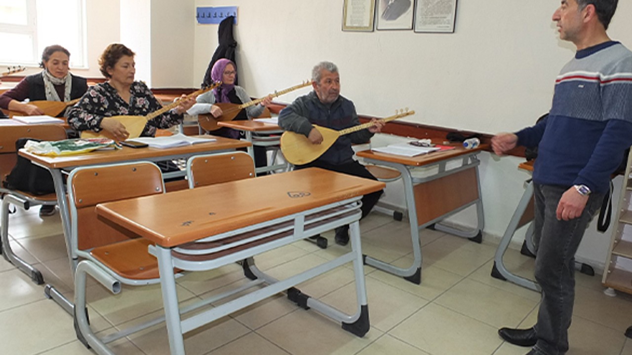 Burhaniye'de Emekliler Bağlama Kursunda Buluştu