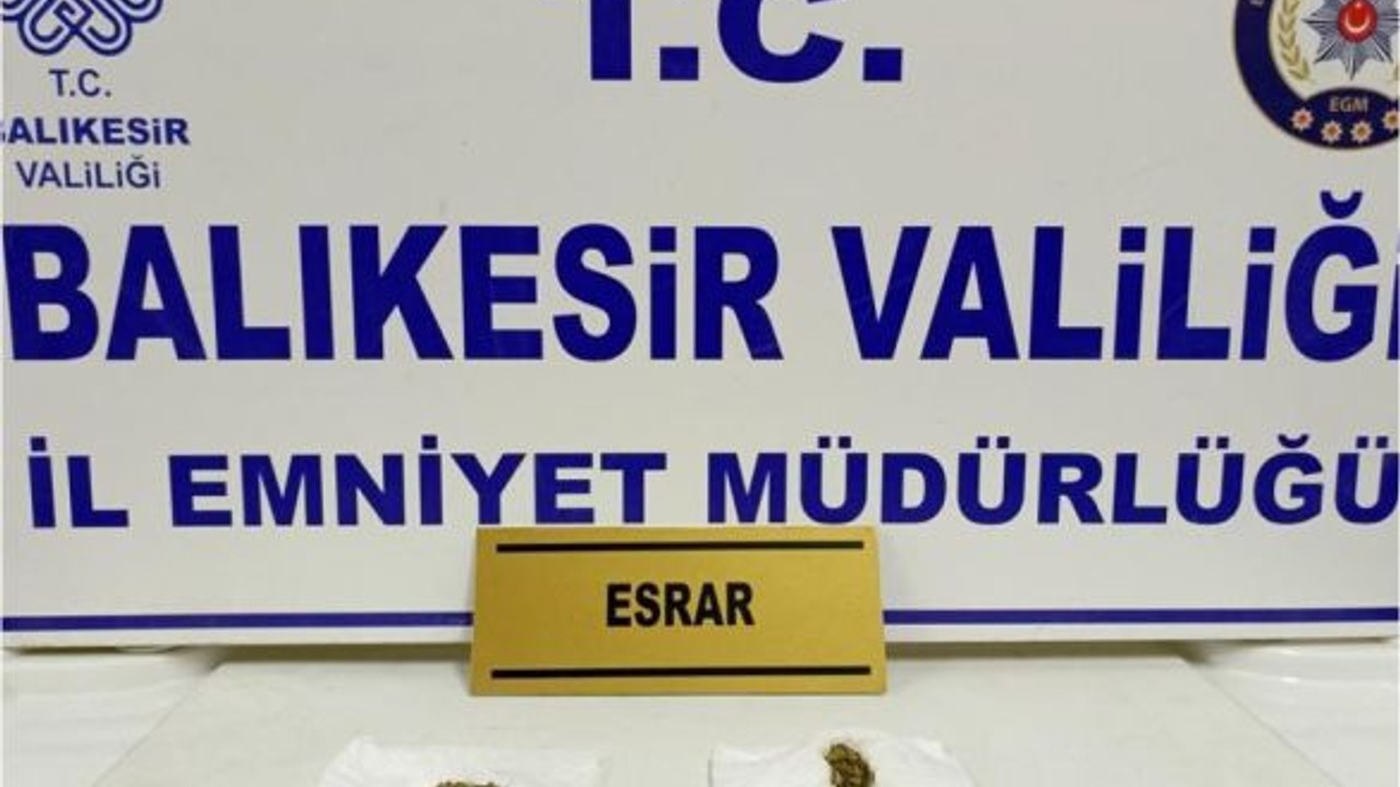 Peçeteyle Saklamaya Çalıştı Emniyetin Gözünden Kaçmadı