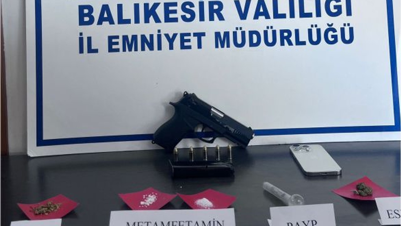 Uyuşturucu Tacirini Elleri Ele Verdi